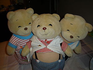 English: A photograph of 3 teddy bears.